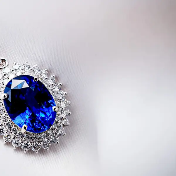Natural 3.2Ct Oval Cut Vivid Blue Blue Sapphire 18k Gold Pendant
